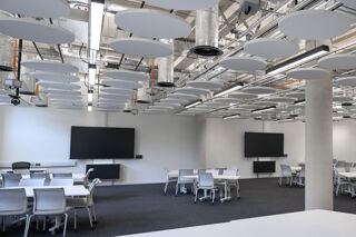 Agile teaching space with large desks